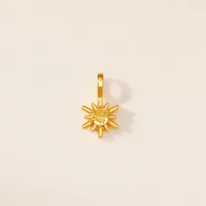 Vue détaillée d'un pendentif soleil doré orné d'un zircon central jaune éclatant