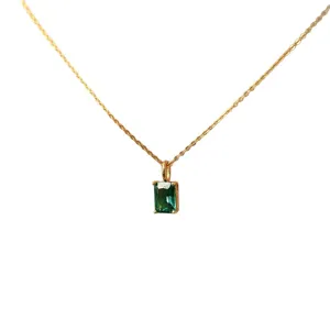 Collier doré élégant orné d'un pendentif rectangulaire en pierre vert émeraude