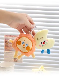 Simpatici portachiavi in peluche a forma di sole e luna con visi ricamati.