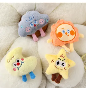 Vista dettagliata di quattro portachiavi in peluche cartoon a forma di nuvola, stella, luna e sole