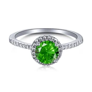 Primer plano detallado de un anillo de plata S925 con una gema verde brillante