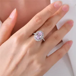 Primer plano detallado de un elegante anillo halo de plata S925 con piedra rosa