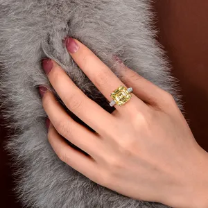 Anillo de lujo en plata 925 con gran diamante amarillo de alto carbono talla radiante