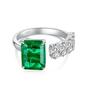Detalle de la piedra preciosa esmeralda y acentos ovales en un anillo abierto de plata