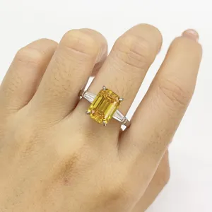Vista detallada de anillo de plata S925 con diamante de carbono amarillo rectangular