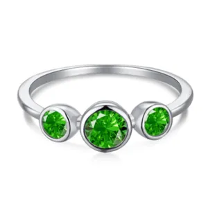 Detalle de anillo de plata S925 con tres piedras preciosas de esmeralda verde