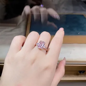 Primer plano detallado de un anillo de plata esterlina con una piedra rosa talla esmeralda
