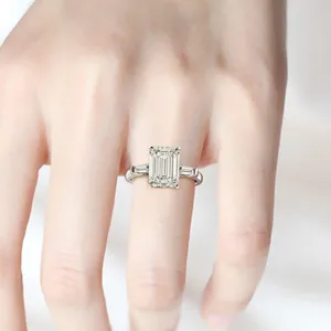 Detalle de un anillo de plata con corte esmeralda en la mano, resaltando su elegancia y brillo.