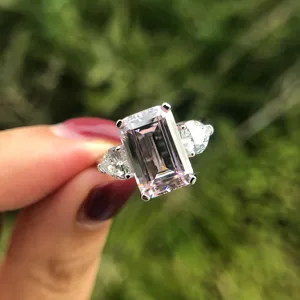 Primer plano de anillo de plata S925 con diamante de alto carbono de talla esmeralda y piedras