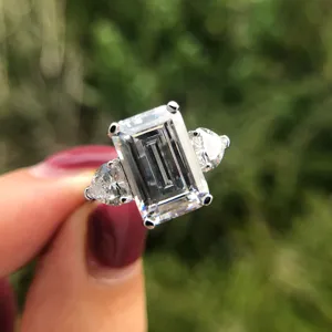 Primer plano de un anillo de plata esterlina S925 con diamante de corte esmeralda