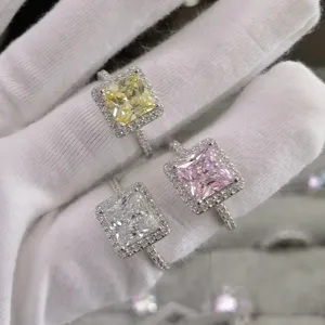 Vista de detalle de anillos halo cuadrados con diamantes de carbono amarillos rosas y blancos