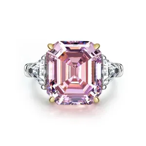 Anillo lujoso con diamante rosa talla esmeralda y piedras laterales triangulares