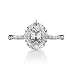 Anillo halo ovalado elegante de plata esterlina S925 con banda de pavé de diamantes