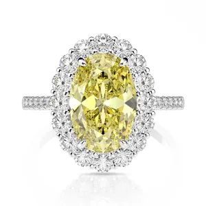 Elegante anillo de plata de ley 925 con una gran piedra amarilla ovalada y detalles de halo.