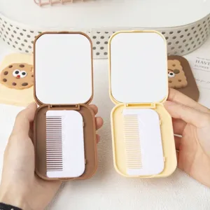 Lindo mini espejo de maquillaje portátil con forma de galleta y peine para retoques de viaje