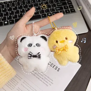 Par de lindos llaveros de peluche con diseños de oso y pollito con lazos de cuadros