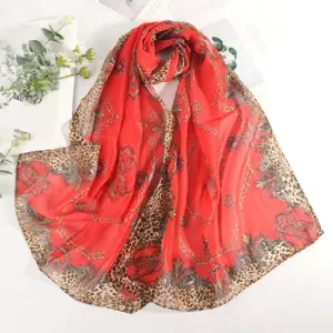 Sciarpa elegante in chiffon rosso acceso con stampa leopardata e motivi a catena oro.