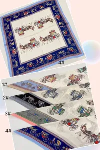 Vista dettagliata dei foulard in seta da 70 cm con eleganti motivi a carrozza in vari colori.