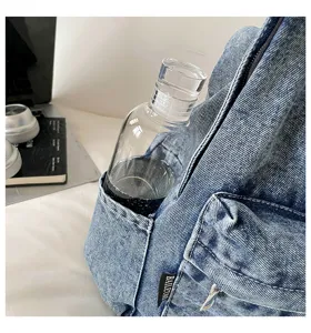 Vintage grote capaciteit denim rugzak detail opname met handige zijzak en stof.