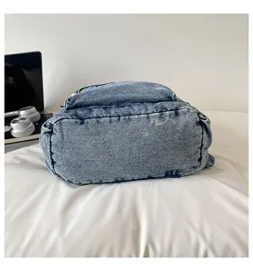 Gedetailleerd overzicht van de vintage grote denim rugzak voor dagelijks schoolgebruik en gebruik.