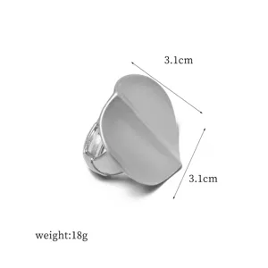 Detalle de anillo elástico corazón plateado con medidas de 3,1cm y peso total de 18g