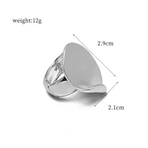 Vista detallada de anillo elástico plateado de 2,9cm x 2,1cm con un peso de 12g