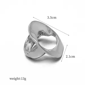 Vista detallada de un anillo elástico de metal plateado con medidas 3,5 y 2,1 cm