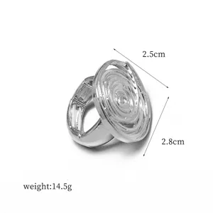 Vista detallada de anillo de espiral elástico plateado con dimensiones y peso de 14,5g