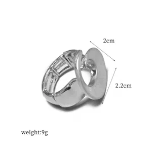Vista detallada de anillo elástico plateado con dimensiones de 2,2cm y un peso de 9g