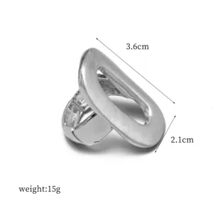 Vista detallada de anillo elástico ovalado plateado, dimensiones 3,6 cm x 2,1 cm