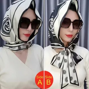 Primo piano di un foulard e cappello da sole double-face in raso di seta bianco e nero