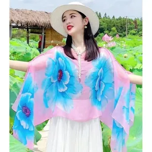 Eleganter Sommer-Schal in Rosa mit blauem Blumendruck und Perlendetail als Sonnenschutz.