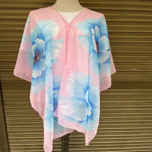 Detailansicht des rosa Chiffon-Strand-Schals mit blauem Blumendruck und Perlen