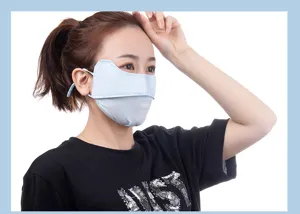 Vue détaillée du masque de protection solaire en soie glacée bleu clair et yeux