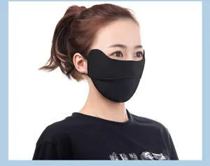 Vue de côté d'une femme portant un masque de protection solaire noir en soie glacée