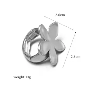 Anillo elástico de flor plateada con dimensiones de 2,6 cm y detalles de peso 13 g
