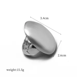 Primer plano de un anillo elástico ovalado plateado, dimensiones 3,4x2,6 cm, peso 15,5 g