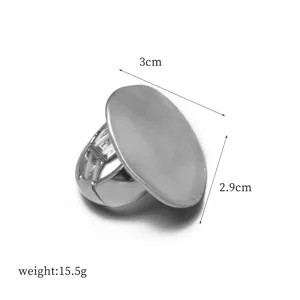 Vista macro detallada de anillo de metal ovalado con dimensiones 3cm x 2,9cm y peso 15,5g