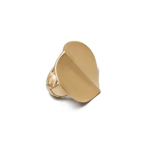 Vista detallada del anillo elástico dorado mate con placa de metal en corazón