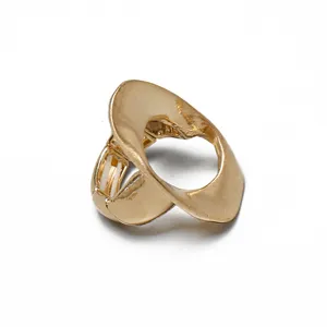 Imagen detallada de un anillo elástico ovalado irregular en tono dorado