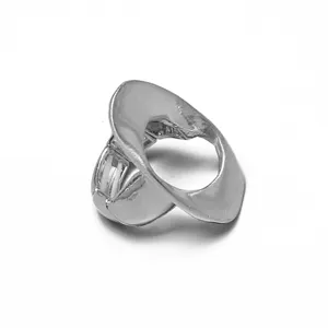 Primer plano detallado que muestra la forma ovalada única del anillo de metal plateado.