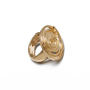 Detalle del anillo en espiral dorado texturizado con una banda elástica ajustable.