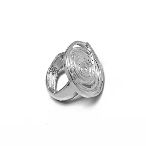 Vista detallada de un anillo de metal elástico plateado con un diseño de flor en espiral