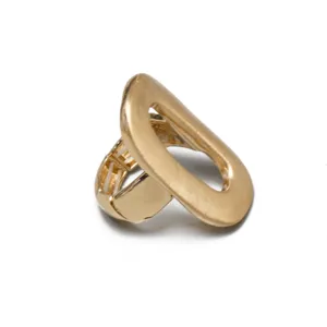 Primer plano de un anillo elástico ovalado dorado con acabado de textura de metal cepillado