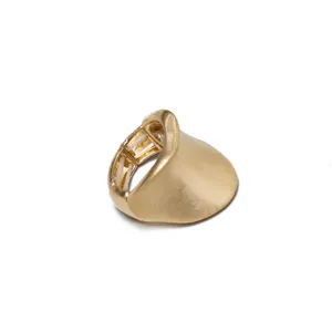 Primer plano de anillo elástico dorado con diseño de pétalo curvo y acabado mate