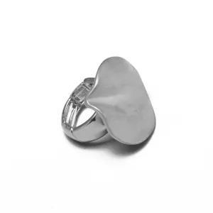 Detalle de un anillo elástico plateado con parte superior ovalada de metal floral