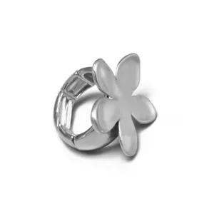Vista detallada de un anillo de flor plateado con una banda elástica flexible ajustable