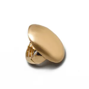 Detalle de un anillo elástico ovalado dorado minimalista con mecanismo de banda elástica