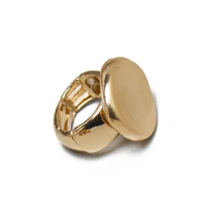 Vista detallada de un anillo elástico ovalado de color dorado con textura de metal liso