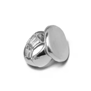 Detalle de un anillo elástico ovalado de plata con textura metálica brillante